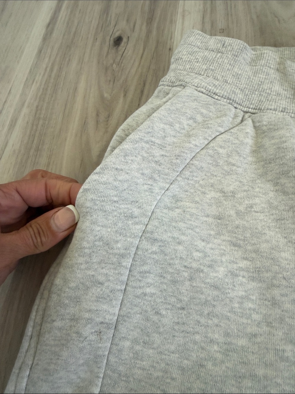 Lululemon Women’s Light Gray Joggers size 0
PERFECT CONDITION - Picture 7 of 14